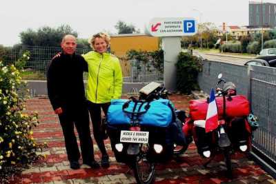 La storia di Nicole e Renaud, i due pensionati che girano il mondo in bicicletta